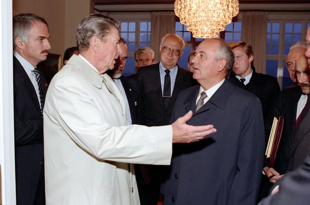 Reagan při setkání s Gorbačovem. FOTO: neznámý autor / Creative Commons / volné dílo 
