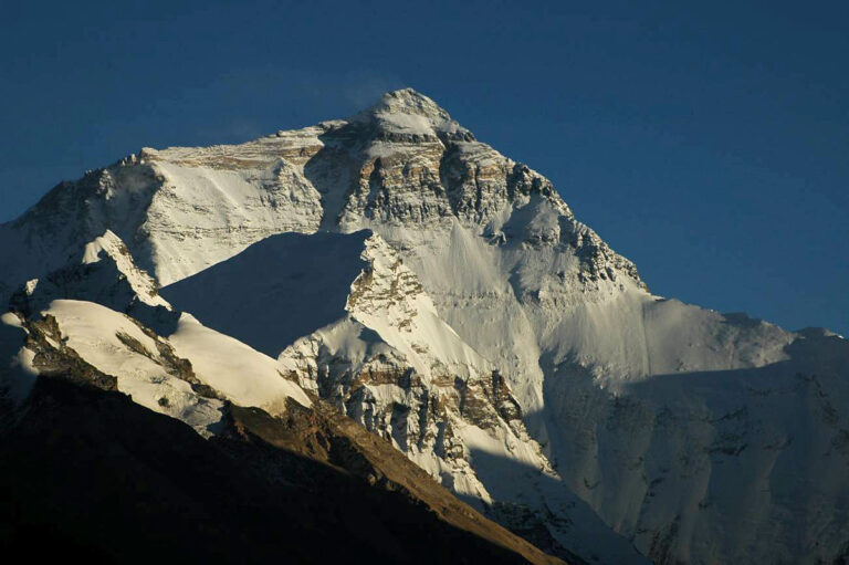I když je to překvapivé, ohledně prvovýstupu na Everest dodnes panují kontroverze. FOTO: Carsten.nebel, CC BY-SA 3.0 , via Wikimedia Commons