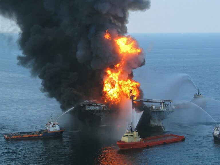 Výbuch ropné plošiny Deepwater Horizon. FOTO: neznámý autor / Creative Commons / volné dílo