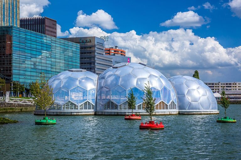 Leccos v katastru Rotterdamu vypadá jako UFO… Zdroj foto: GraphyArchy, CC BY-SA 4.0 <https://creativecommons.org/licenses/by-sa/4.0>, via Wikimedia Commons