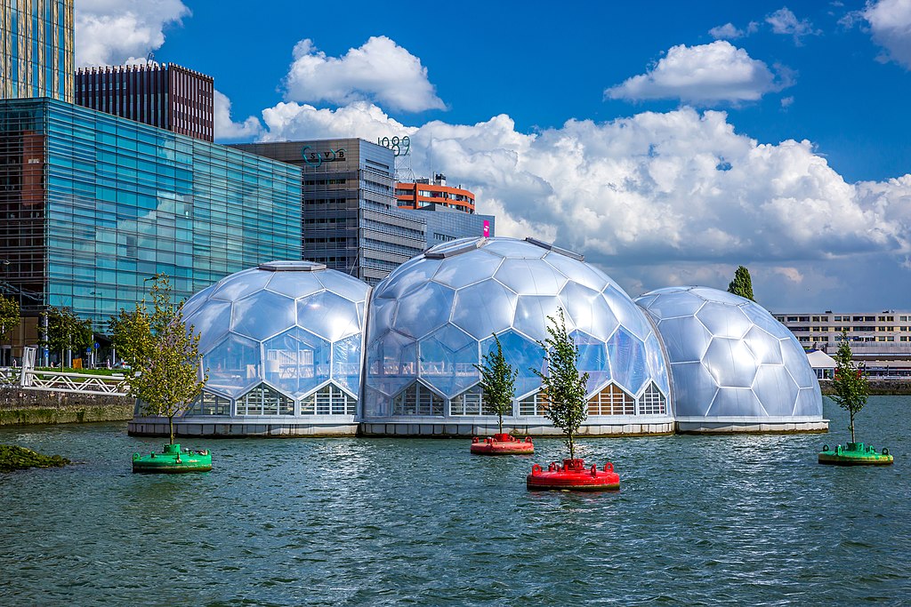 Leccos v katastru Rotterdamu vypadá jako UFO… Zdroj foto:  GraphyArchy, CC BY-SA 4.0 , via Wikimedia Commons

