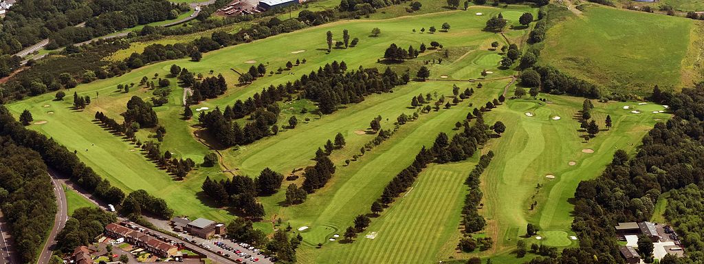 Mimozemšťané za golfem do Bonnybridge určitě nelétají… Zdroj foto:  AndyRFC001, CC BY-SA 4.0, via Wikimedia Commons