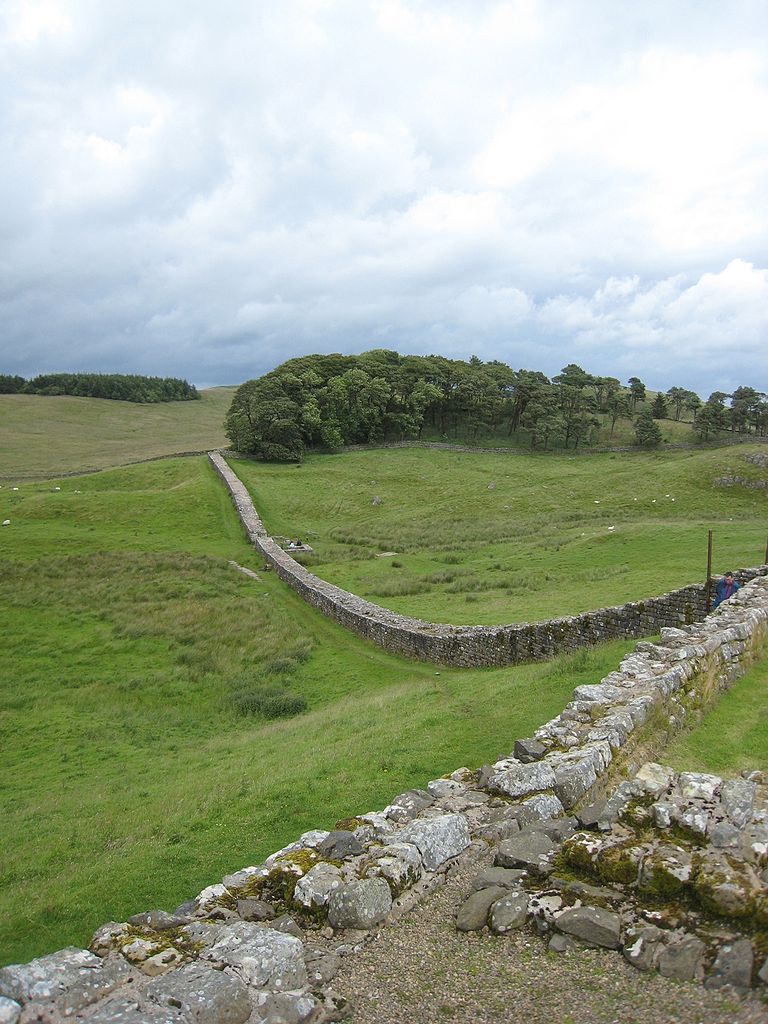 Království Strathclyde bylo nástupnickým státním útvarem po pádu římské správy na Britských ostrovech. Na snímku římský Hadriánův val. Zdroj foto: Jamesflomonosoff at English Wikipedia, Public domain, via Wikimedia Commons
