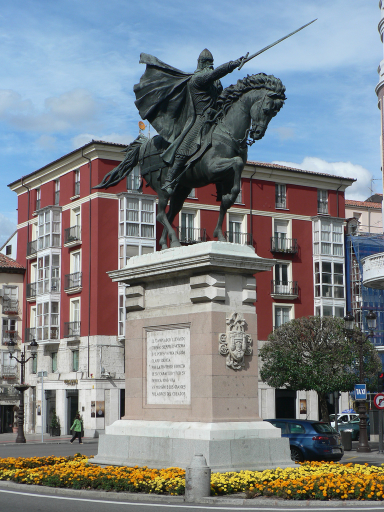 Jezdecká socha El Cida. Hrdina třímá svůj meč – legendární tizón. Zdroj foto: ElCaminodeSantiago09 2006, CC BY-SA 2.0 , via Wikimedia Commons