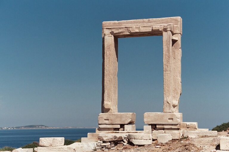 Slavná Portara na ostrově Naxos. Zdroj foto: Heiko Gorski (Moonshadow), CC BY-SA 3.0, via Wikimedia Commons