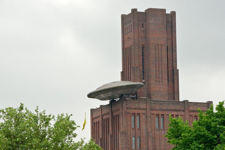 UFO v Utrechtu je originální uměleckou kompozicí. Zdroj foto: Ericwaltr, CC BY-SA 3.0 , via Wikimedia Commons