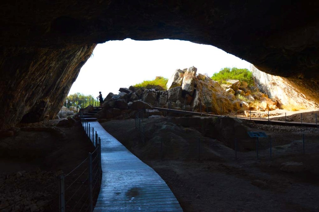 Jeskyně v zátoce Kiladhi byla osídlena již v době kamenné. Zdroj foto:   Efi tsif, CC BY-SA 4.0 , via Wikimedia Commons