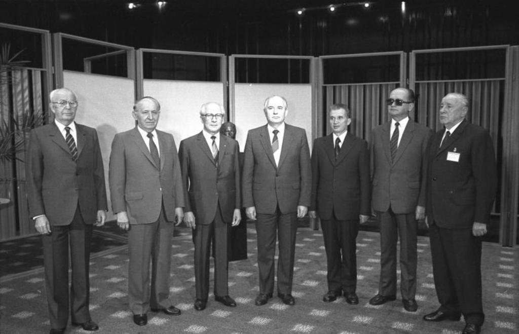 Setkání představitelů Varšavské smlouvy v osmdesátých letech dvacátého století. Zdroj foto: Bundesarchiv, Bild 183-1987-0529-029 / CC-BY-SA 3.0, CC BY-SA 3.0 DE , via Wikimedia Commons