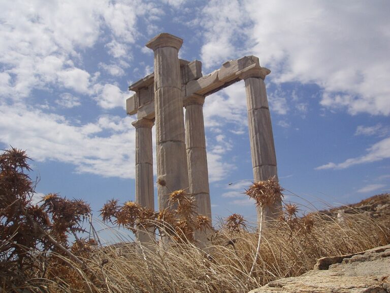 Ostrov Délos byl v antice velmi posvátnou lokalitou. Zdroj foto: Romain Delanoë, CC BY 2.0 <https://creativecommons.org/licenses/by/2.0>, via Wikimedia Commons