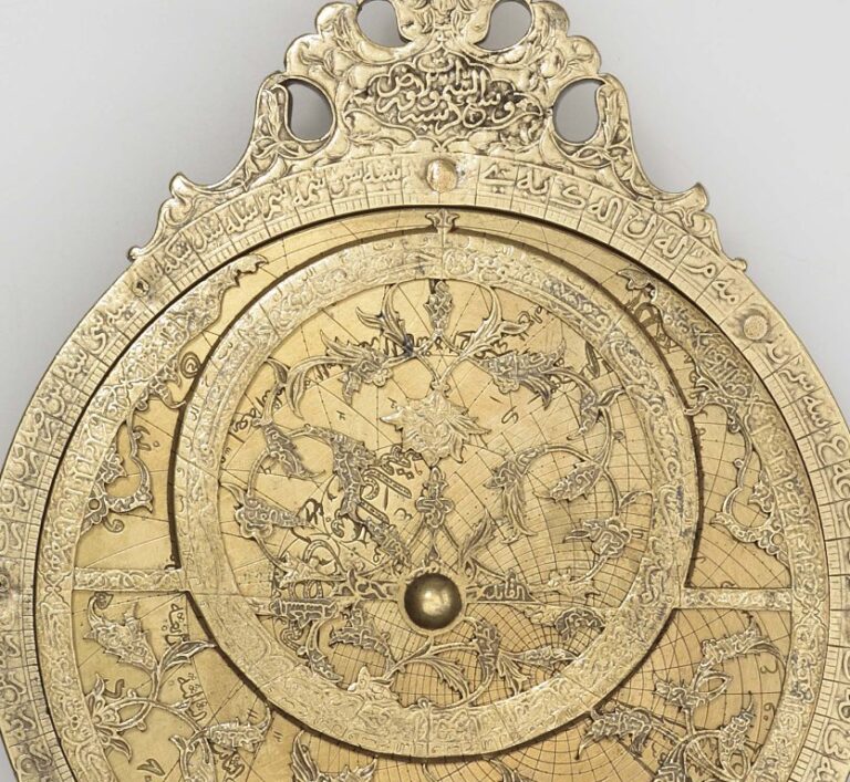 Arabský zlatý věk přál rozvoji umění a věd. Na snímku precizně provedený astroláb pro určení polohy hvězd. Zdroj foto: Khalili Collections / CC-BY-SA 3.0 IGO, CC BY-SA 3.0 IGO, via Wikimedia Commons