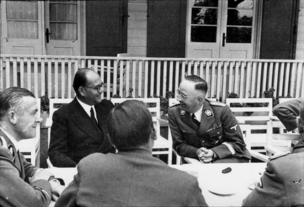 Nacisté se snažili vést válku se Spojeným královstvím i prostřednictvím propagandy a diplomacie. Na snímku z roku 1942 je Heinrich Himmler v rozhovoru s indickým protibritským politikem Subhášem Čandrou Bosem. Zdroj foto: Bundesarchiv, Bild 101III-Alber-064-03A / Alber, Kurt / CC-BY-SA 3.0, CC BY-SA 3.0 DE , via Wikimedia Commons
