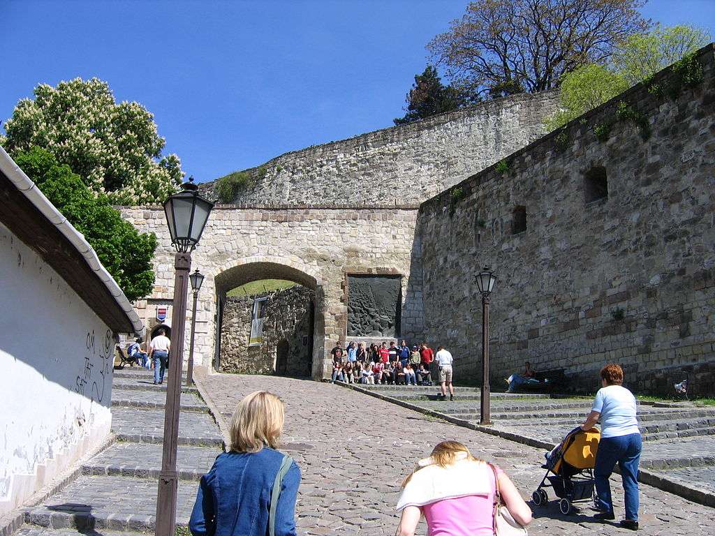 Pod hradem je složitý systém podzemních chodeb. Zdroj foto:  Andrew Bossi, CC BY-SA 2.5 , via Wikimedia Commons


