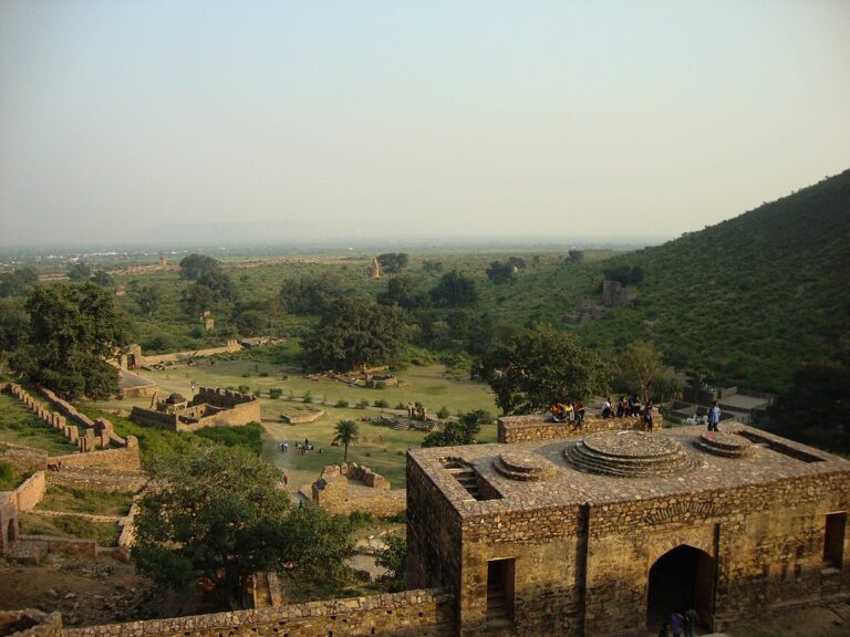 Zda obyvatelé pevnosti Bhangarh vyhnala kletba, duchové či mor, jak se domnívají historici, těžko posoudit. Foto: Adityavijayavargia / Creative Commons / CC-BY-SA-4.0