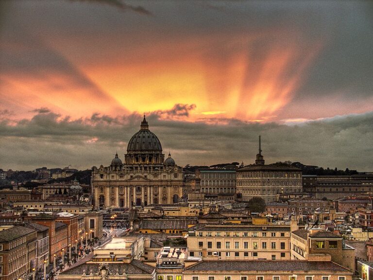 Na nebi nad Vatikánem občas hrozí srážky andělů s UFO. Zdroj foto: Giorgio Galeotti, CC BY 4.0 , via Wikimedia Commons