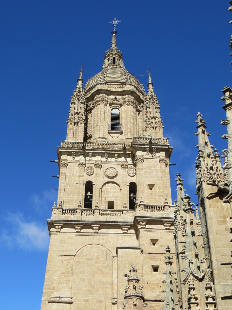 Věž katedrály byla poničena při zemětřesení v roce 1755. Zdroj foto: Appolonia1, CC BY-SA 3.0 ES , via Wikimedia Commons