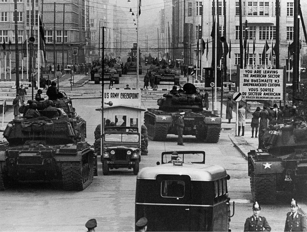 Studená válka zrodila i Berlínskou krizi, kdy proti sobě stály americké a sovětské tanky. Zdroj foto:  U.S. Army photoPhoto Credit: USAMHI, Public domain, via Wikimedia Commons