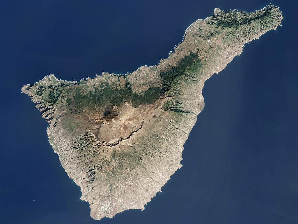 Pohled na ostrov Tenerife z vesmíru. Zdroj foto:  NASA Earth Observatory image by Jesse Allen, using Landsat data from the U.S. Geological Survey. Caption by Kathryn Hansen., Public domain, via Wikimedia Commons
 
