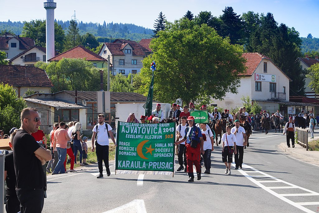 Procesí pouti Ajvatovica v Bosně a Hercegovině je věnované zázraku, který učinil derviš Ajvaz Dede. Zdroj foto:   Marek Slusarczyk, CC BY 3.0 , via Wikimedia Commons
