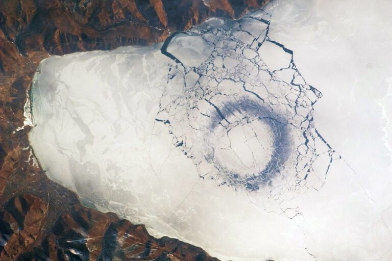 Na zamrzlé hladině jezera se vytvářejí obrovské kruhy, NASA Earth Observatory / Creative Commons / volné dílo