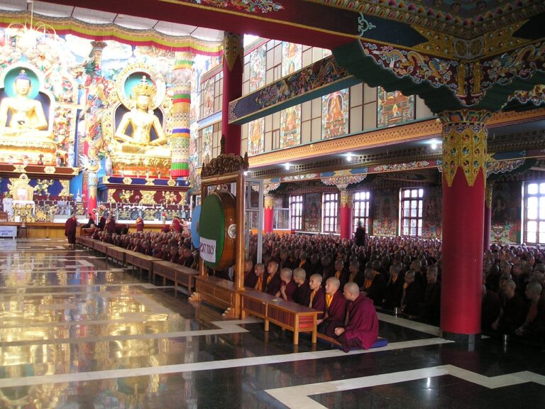 Důstojník se v Indii dozví, že v Tibetu je prý klášter, kde mniši znají tajemství věčného mládí. Foto: Pixabay