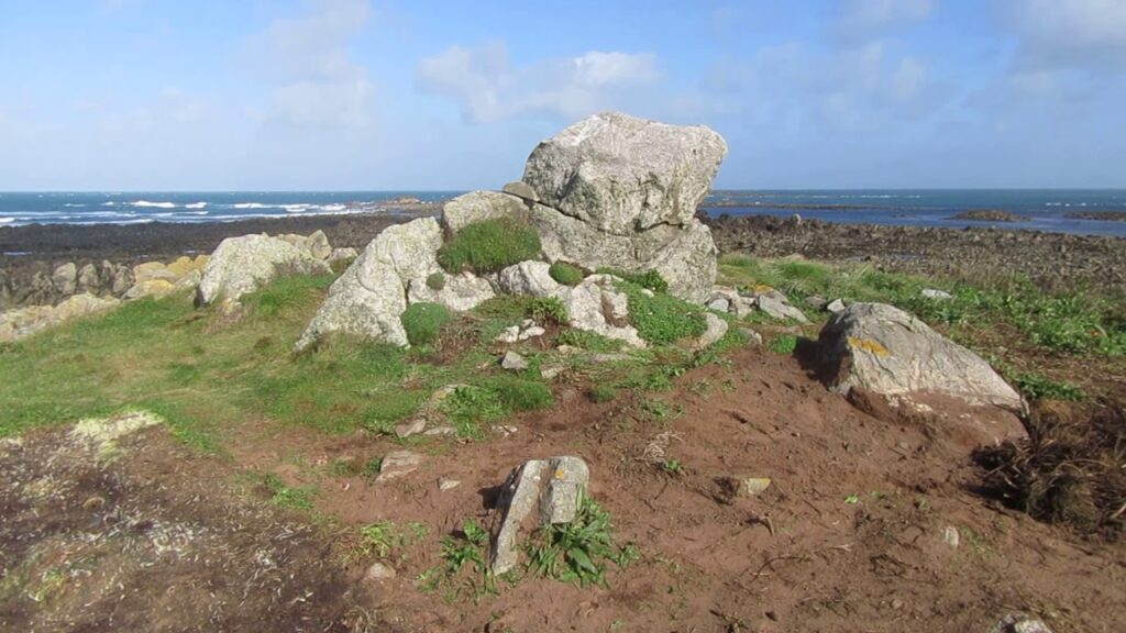 Ostrůvek ukrýval podivné ostatky mnicha. Foto: Youtube (Guernsey Archaeology)