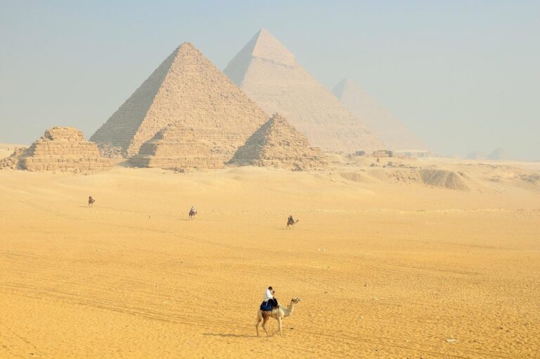 Mezi nejkrásnější, nejmohutnější a také nejzáhadnější patří bezpochyby egyptské pyramidy v Gíze. Foto: Pixabay