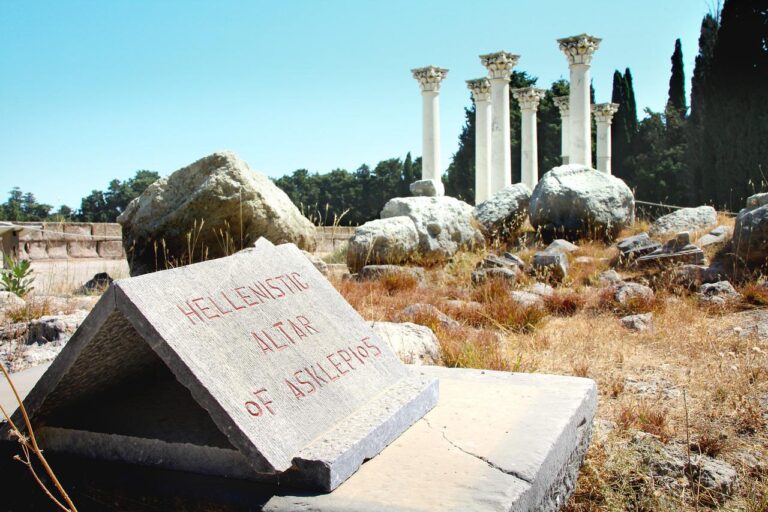 Slavný Asklépion byl ve starověkém Řecku léčebný chrám zasvěcený bohu lékařství Asklépiovi. Asklépiea jsou nejstaršími ústavními institucemi. Chrámové léčení spočívalo v sugestivním působení na nemocné. Tento najdete na ostrově Kos. Foto: Pixabay
