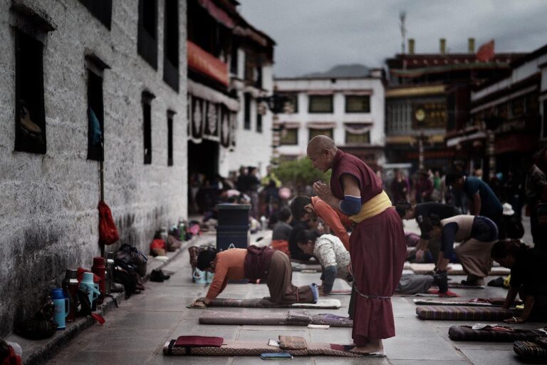 Pět tibeťanů je soustava pěti tibetských cviků, která jako fenomén byla známa už v 1. republice. Foto: Pixabay