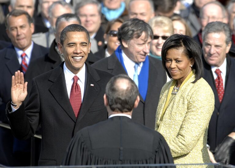 Barack Obama při přísaze. FOTO: neznámý autor / Creative Commons / volné dílo