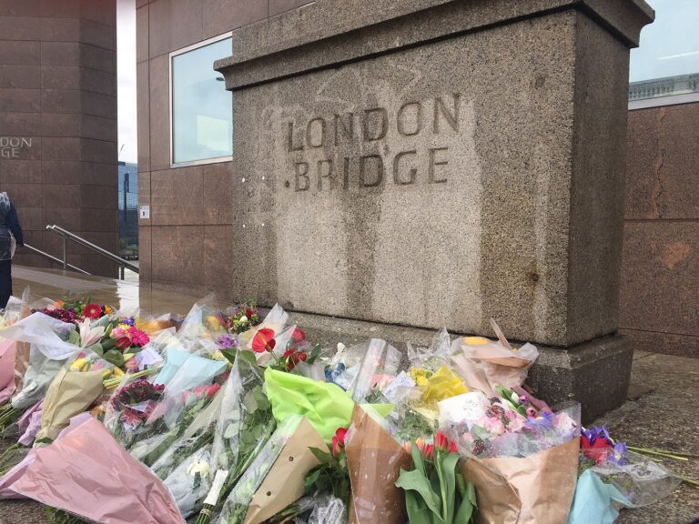Květiny k uctění památky zemřelých na London Bridge. FOTO: Matt Brown / Creative Commons / CC BY-SA 2.0