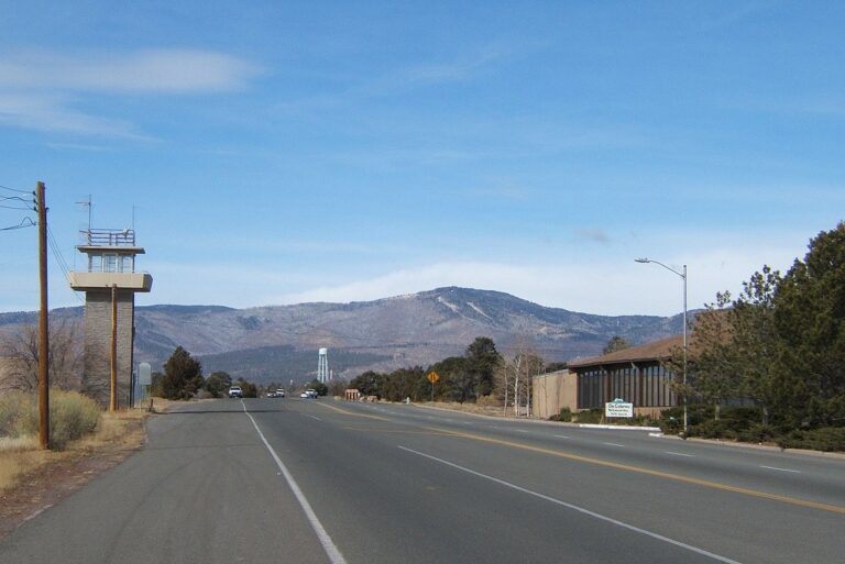Příjezd do Los Alamos v současnosti. Zdroj foto: TedE, Public domain, via Wikimedia Commons