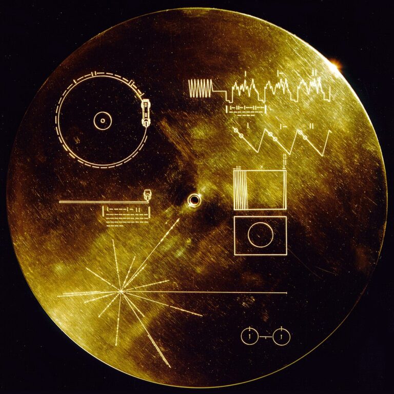 Lidstvo hledá kontakt se životem ve vesmíru i prostřednictvím poselství na palubách sond Voyager. Pokud jsme do vesmíru nechtěně vyslali s poselstvím i nějaké bakterie, bude taková sonda jednou velkou panspermií. Zdroj obrázku: NASA/JPL, Public domain, via Wikimedia Commons