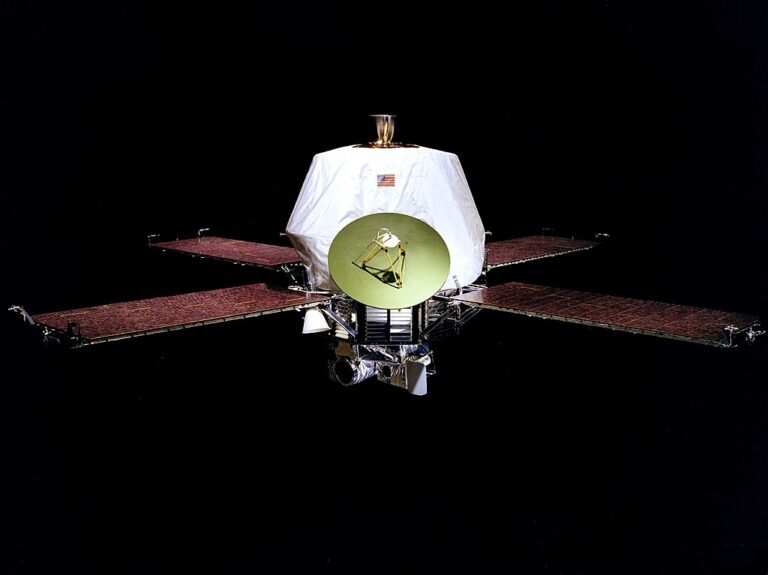 Detailnější informace o měsících Phobos a Deimos získali vědci až v roce 1971 díky sondě Mariner 9. Zdroj obrázku: NASA, Public domain, via Wikimedia Commons