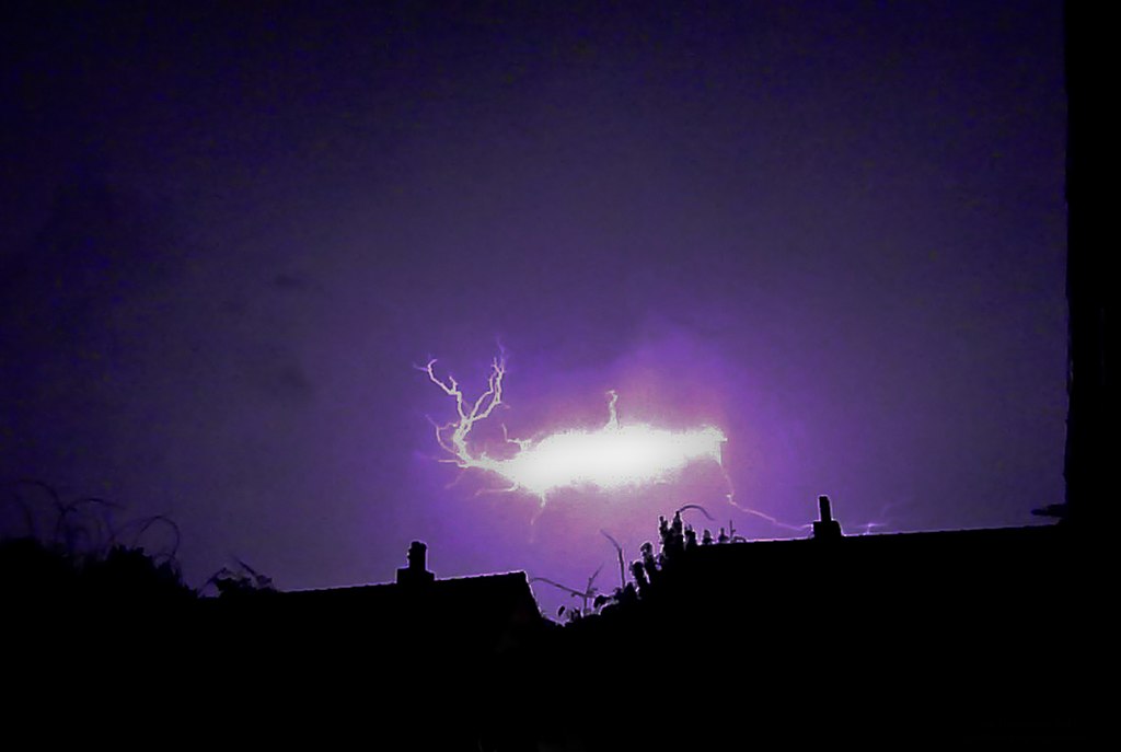 Souvisely záhadné světelné úkazy u Los Alamos s elektrickými jevy v atmosféře? Zdroj obrázku:  Joe Thomissen, CC BY-SA 3.0 , via Wikimedia Commons