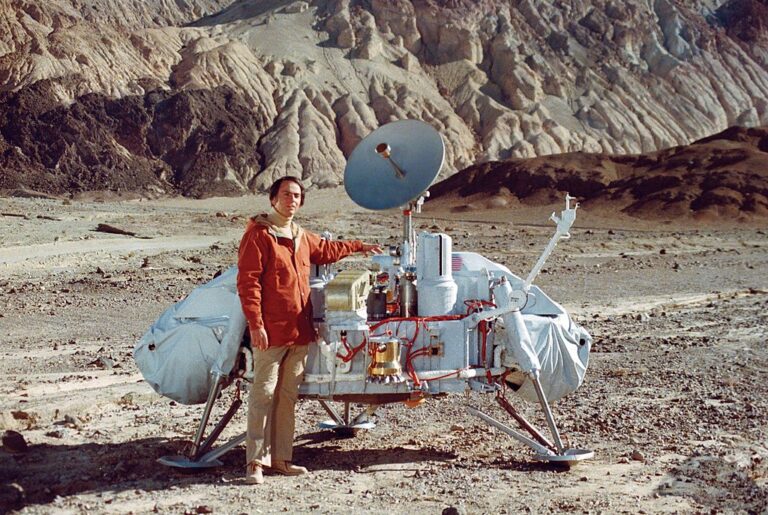 Přistávací modul Viking, který v sedmdesátých letech minulého století zkoumal povrch Marsu. Z důvodu poskytnutí měřítka u něho tehdy fotografovi zapózoval astronom a spisovatel Carl Sagan. Zdroj foto: The original uploader was at., Public domain, via Wikimedia Commons