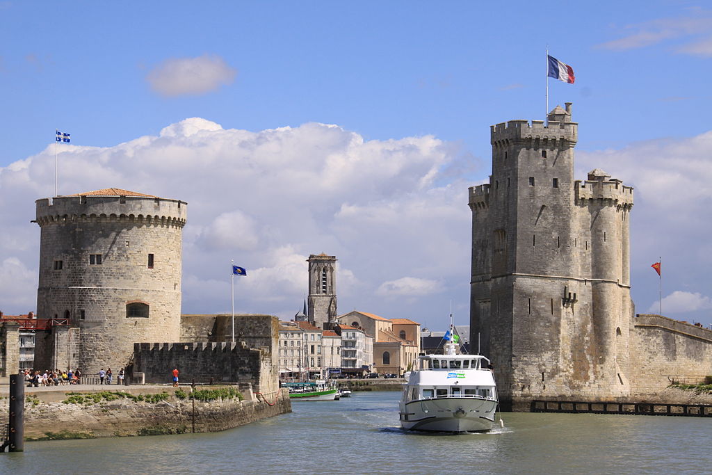 Templáři mohli v roce 1307 uniknout z Francie do Skotska s využitím přístavu v La Rochelle. Zdroj foto:  Jean-Pierre Bazard  Jpbazard, CC BY-SA 3.0 , via Wikimedia Commons