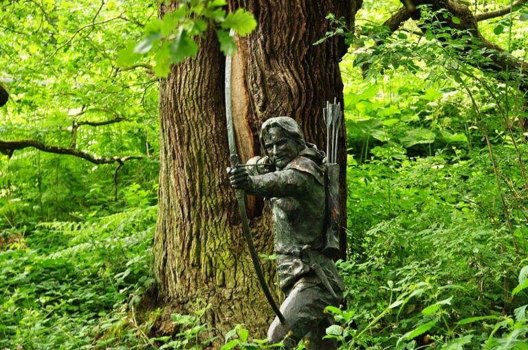 Robin Hood, legendární hrdina ze Sherwoodského lesa. Zdroj foto: Nilfanion, CC BY-SA 4.0 , via Wikimedia Commons