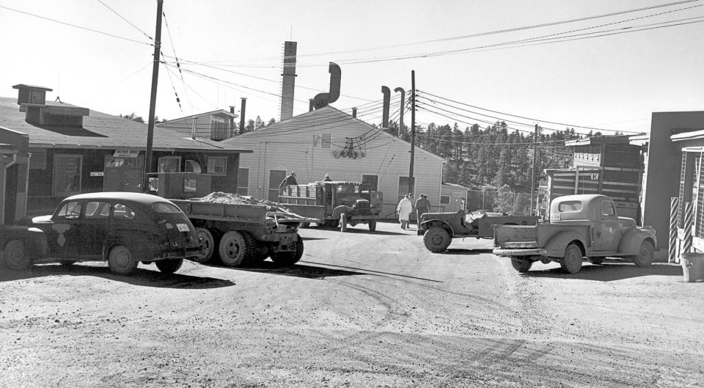 Ve čtyřicátých letech minulého století byly v Los Alamos přísně střežené laboratoře na výrobu jaderných zbraní.  Zdroj foto:  U.S Department of Energy, Public domain, via Wikimedia Commons
 
