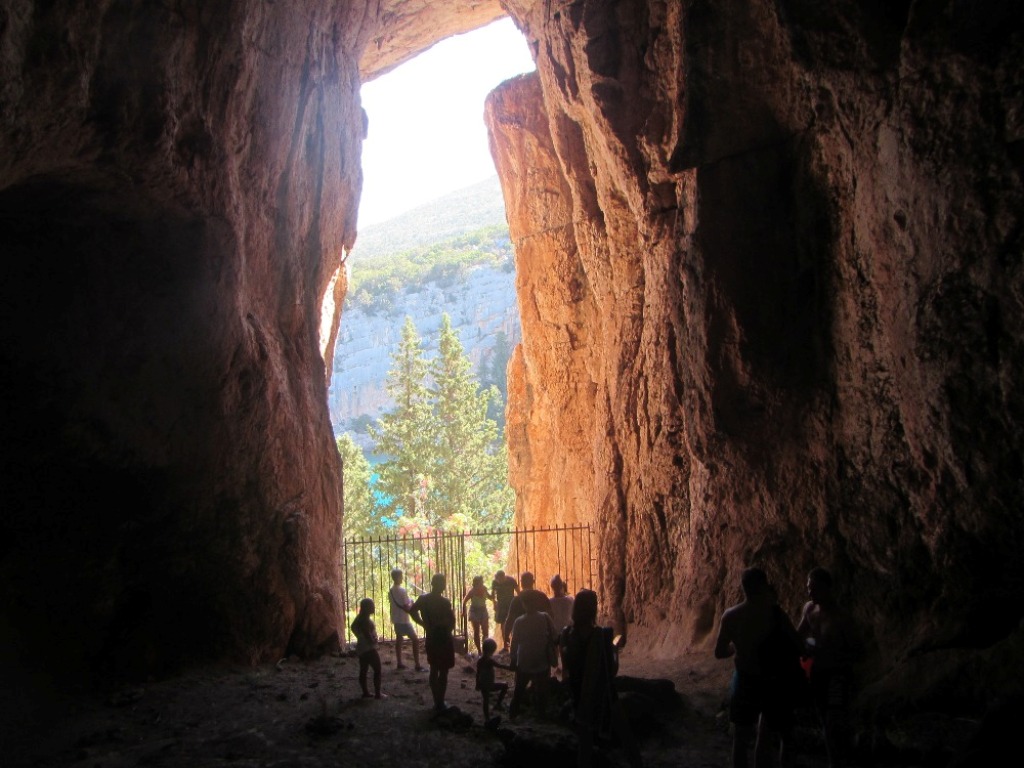 Na Hvaru je množství přírodních jeskyní. Představte si je i jako trezory pro ukrytí starověkého pirátského pokladu. Foto autor  