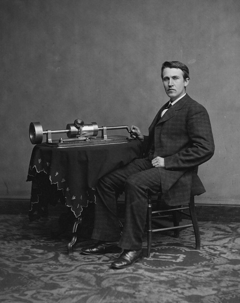 Edison se svým fonografem, foto Levin C. Handy / Creative Commons / Volné dílo