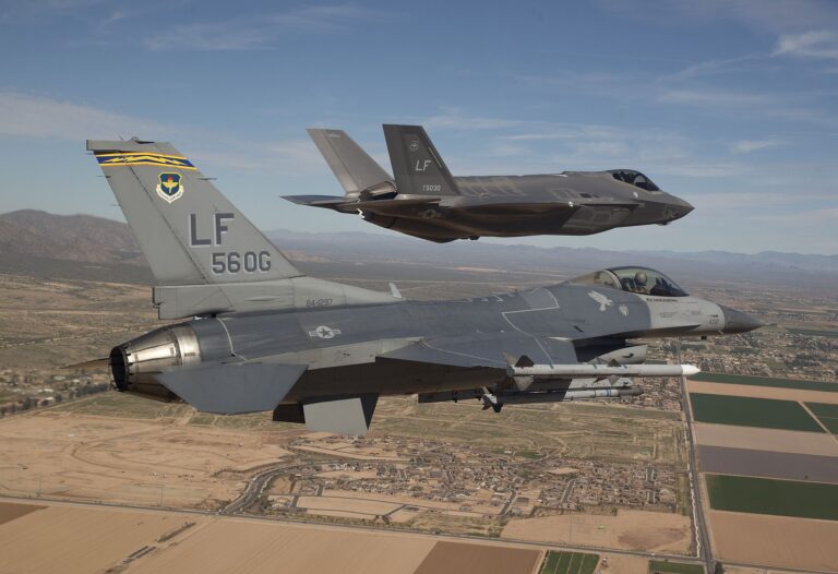 F 35 míří na Luke Air Force Base. Nemají tajemná světla původ práce na této základně? Foto: US Air Force - volné dílo
