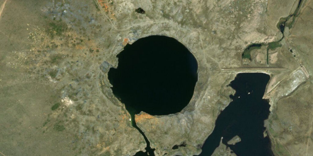 Jezero na satelitním snímku.