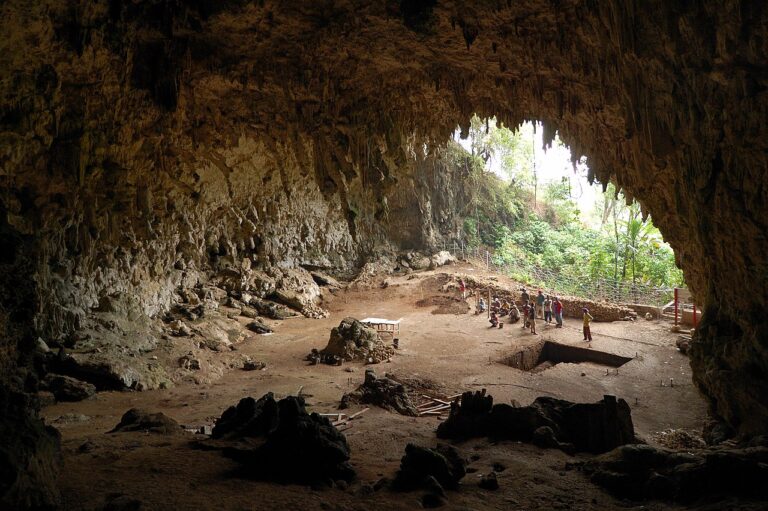 Jeskyně, v níž byly pozůstatky neznámé rasy objeveny, foto Rosino / Creative Commons / CC BY-SA 2.0