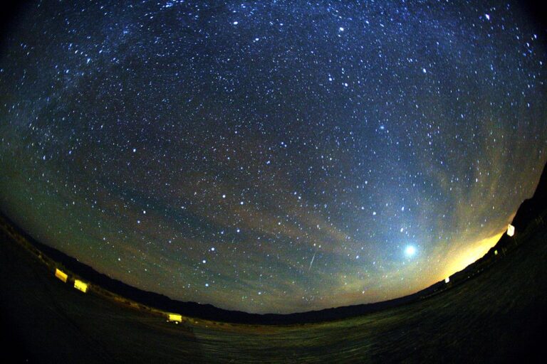 V době výskytu meteoritických rojů je noční obloha sledována i laiky pozorněji než v jiných obdobích. Zdroj foto: Siarakduz, CC BY-SA 4.0 , via Wikimedia Commons
