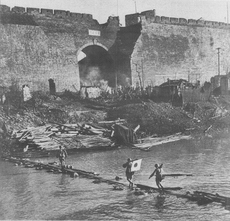 Japonská císařská armáda dobývá Nanjing. Zdroj foto: Sweeper tamonten, Public domain, via Wikimedia Commons