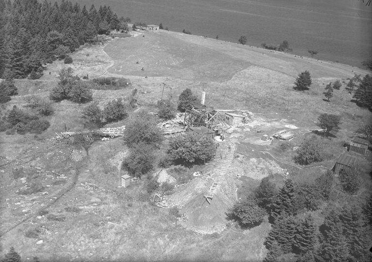 Letecký snímek vykopávek, které na ostrově probíhaly v první polovině dvacátého století. Zdroj foto: Richard McCully, Public domain, via Wikimedia Commons