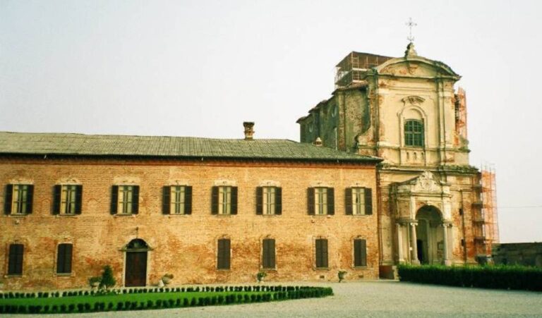 Areál opatství byl dříve zasvěcen bohu, nyní je to rýže. Zdroj obrázku: Italian Wikipedia user Georgius LXXXIX, CC BY-SA 3.0, via Wikimedia Commons