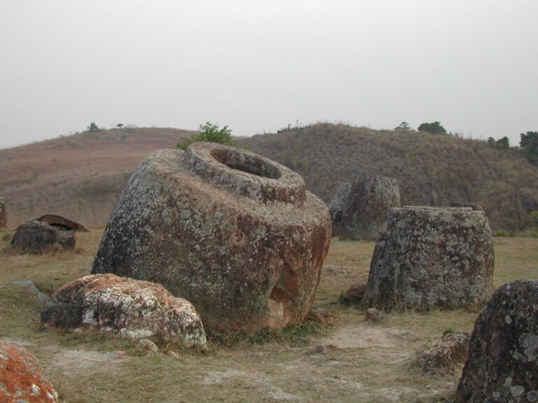 Obří kamenné nádoby. K čemu sloužily? Zdroj foto: Christopher Voitus, CC BY-SA 3.0 , via Wikimedia Commons