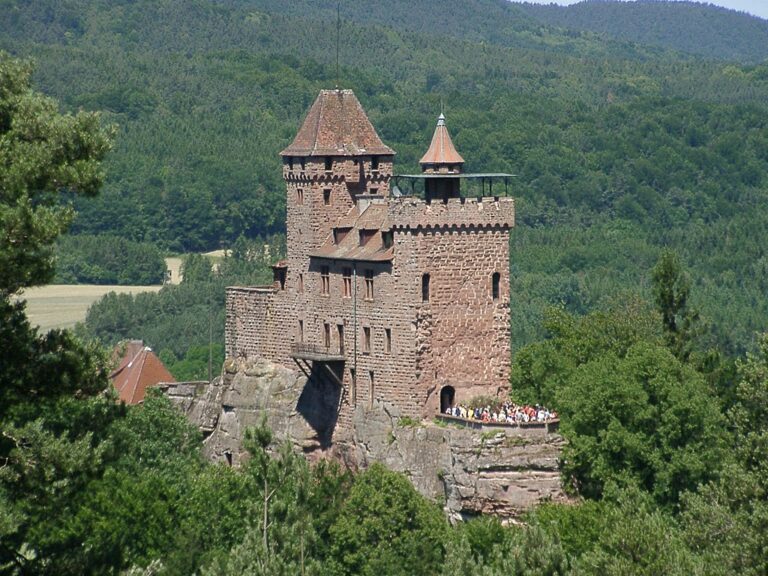 Hrad Berwatstein, sídlo rytíře Hanse von Trotha. Zdroj foto: Ulli1105, CC BY-SA 2.5, via Wikimedia Commons
