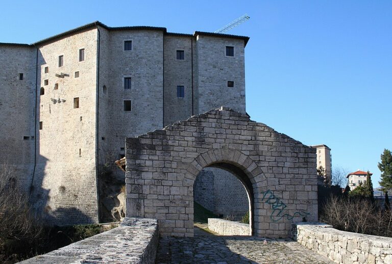 Most se přimyká k branám středověké pevnosti. Zdroj foto: Sibilla.io at Italian Wikipedia, CC BY-SA 3.0 , via Wikimedia Commons